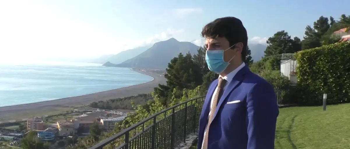 Tassa di soggiorno ai profughi, Cassiano: «Aggredito verbalmente in Comune». E i vigili ispezionano la struttura