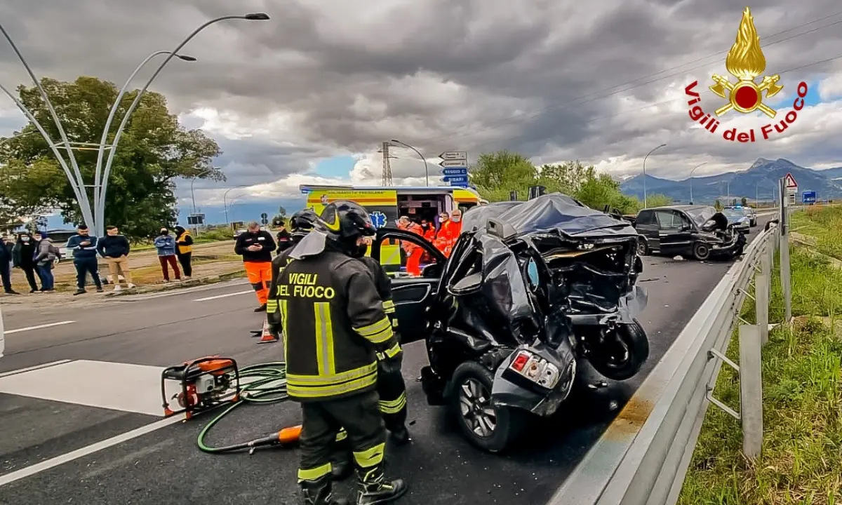Tragedia allo svincolo di Sibari, scontro tra auto: decedute due persone di Palermo. Un'altra versa in gravi condizioni (FOTO)