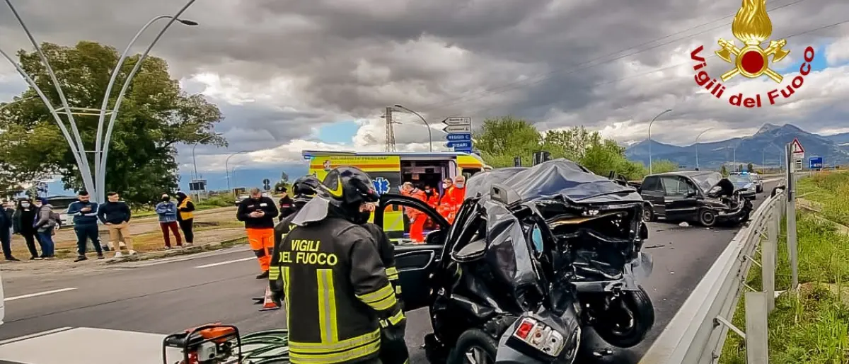 Tragedia allo svincolo di Sibari, scontro tra auto: decedute due persone di Palermo. Un'altra versa in gravi condizioni (FOTO)