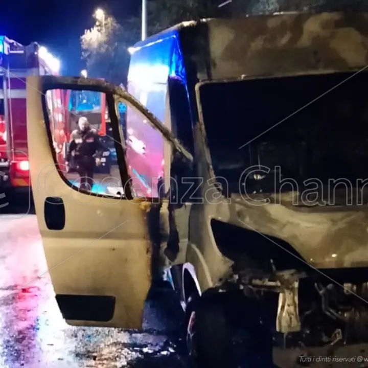 Corigliano Rossano, furgone in fiamme nella notte. Prevale la matrice dolosa