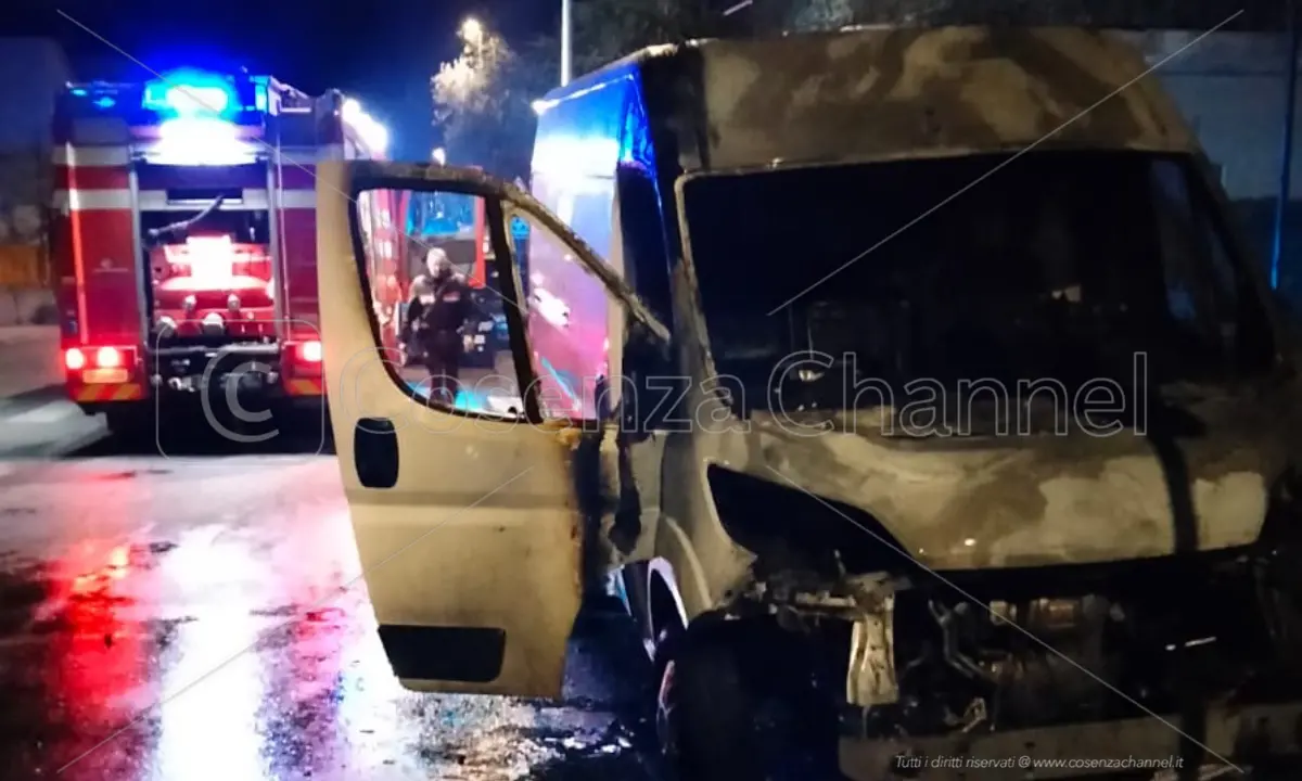 Corigliano Rossano, furgone in fiamme nella notte. Prevale la matrice dolosa