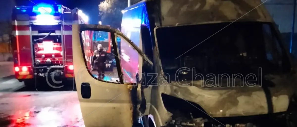 Corigliano Rossano, furgone in fiamme nella notte. Prevale la matrice dolosa