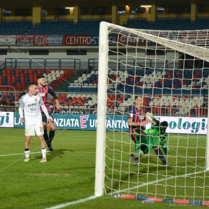 Finalmente il Cosenza: Camporese fa impazzire il \"Marulla\". Benevento sconfitto