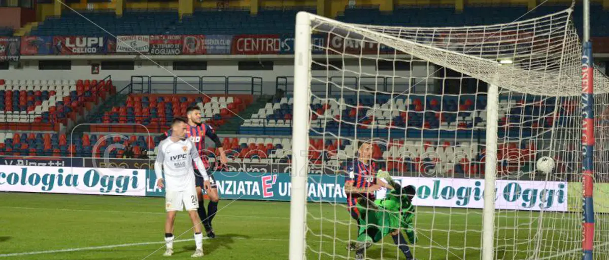 Finalmente il Cosenza: Camporese fa impazzire il \"Marulla\". Benevento sconfitto