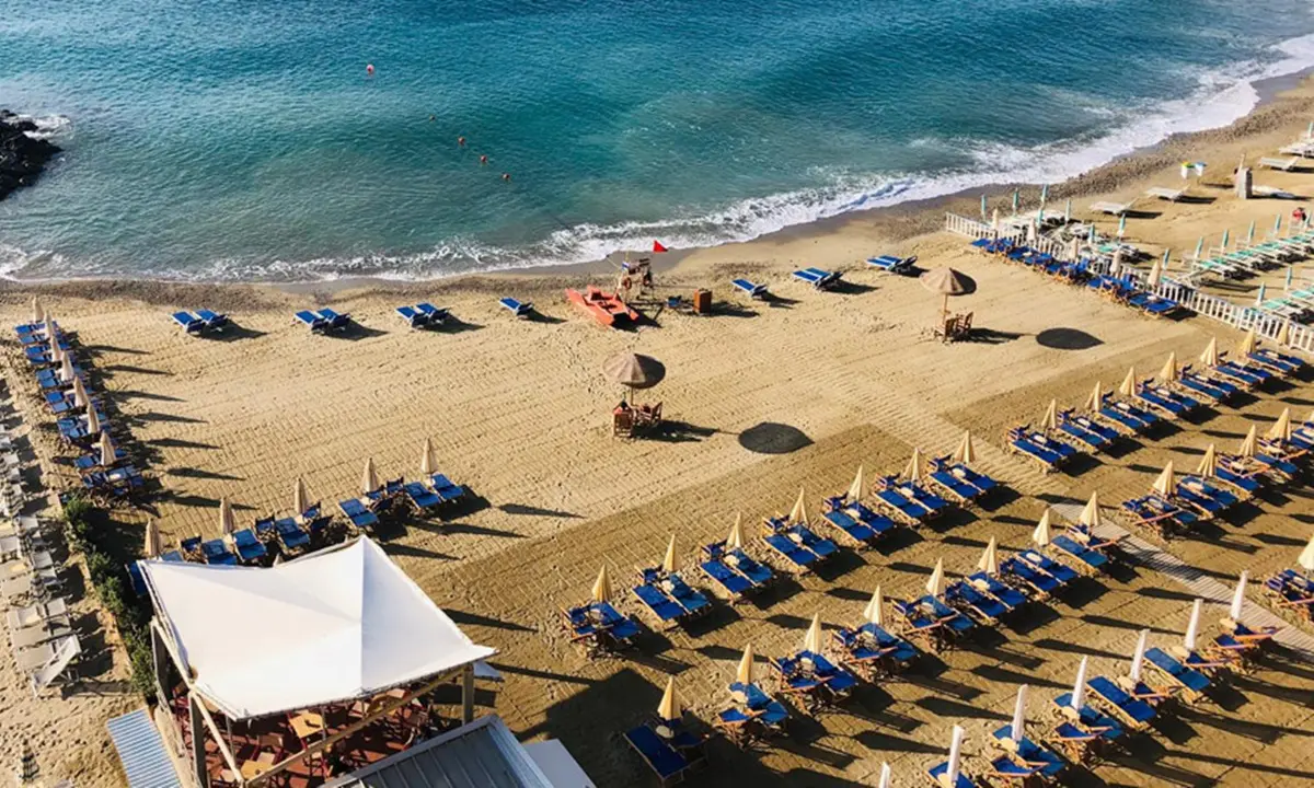 L'Italia pronta a prorogare di un anno le concessioni ai balneari sfidando l'Ue
