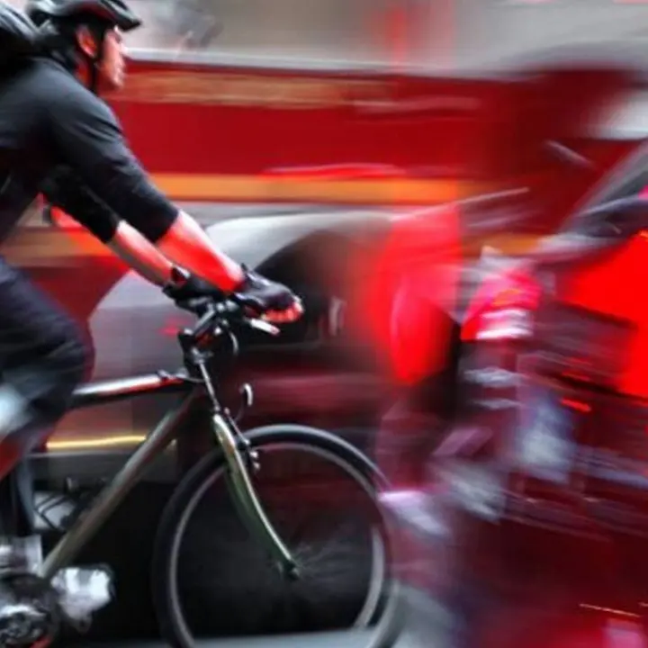 Sicuri in bicicletta, la polizia spiega le regole per una conduzione corretta