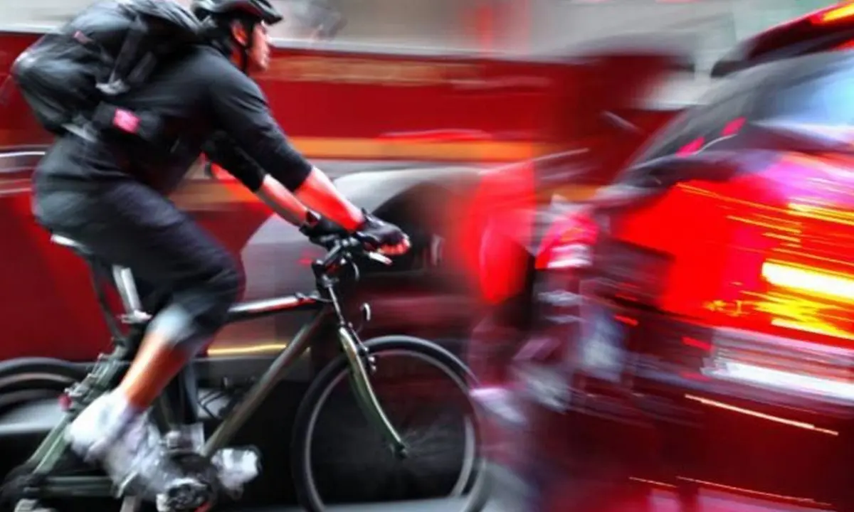 Sicuri in bicicletta, la polizia spiega le regole per una conduzione corretta