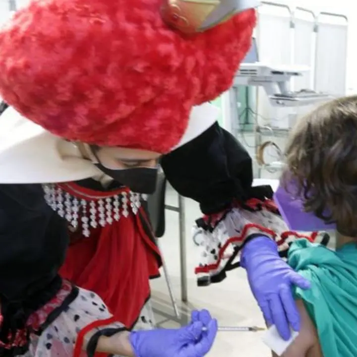 Pfizer: «La terza dose di vaccino rafforza difese anti-Omicron nei bimbi di 5-11 anni»