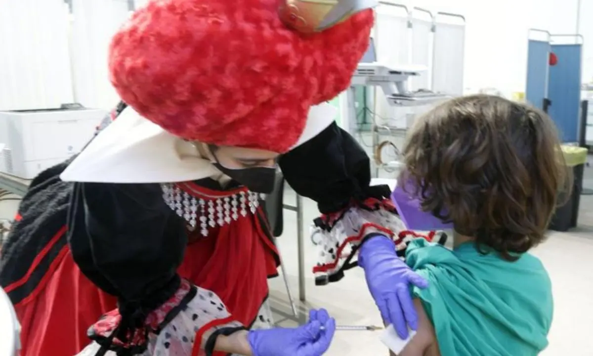 Pfizer: «La terza dose di vaccino rafforza difese anti-Omicron nei bimbi di 5-11 anni»