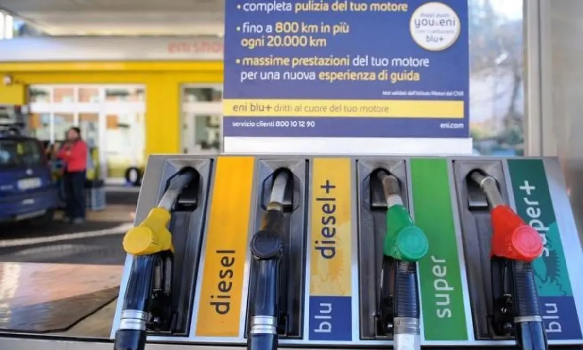 Carburanti, da oggi le nuove accise. Diesel più caro, scende la benzina