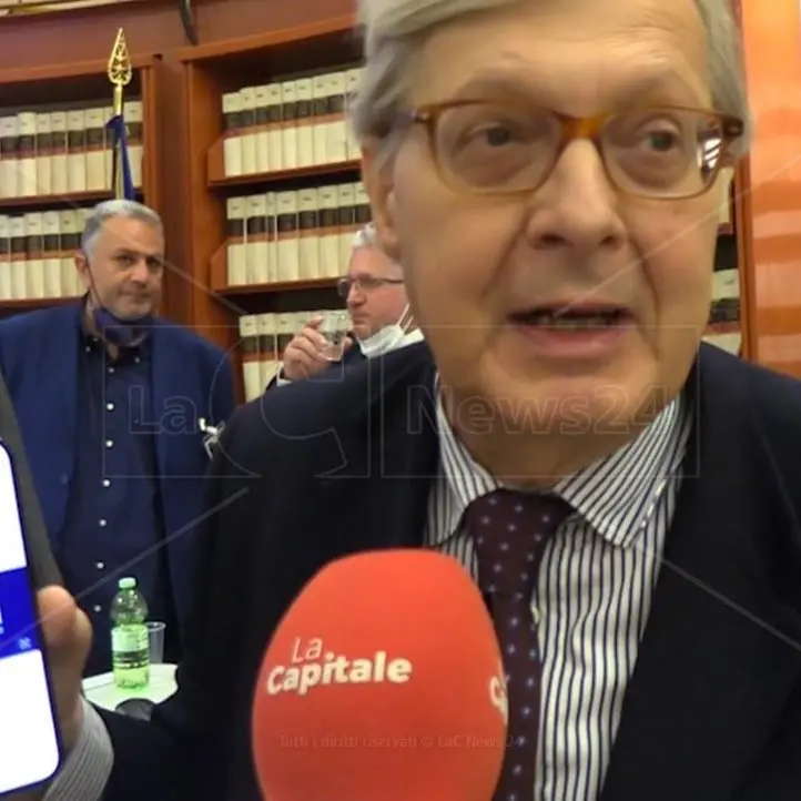 Bronzi di Riace, Sgarbi stronca il logo dei 50 anni: «Orribile, fa cag...»