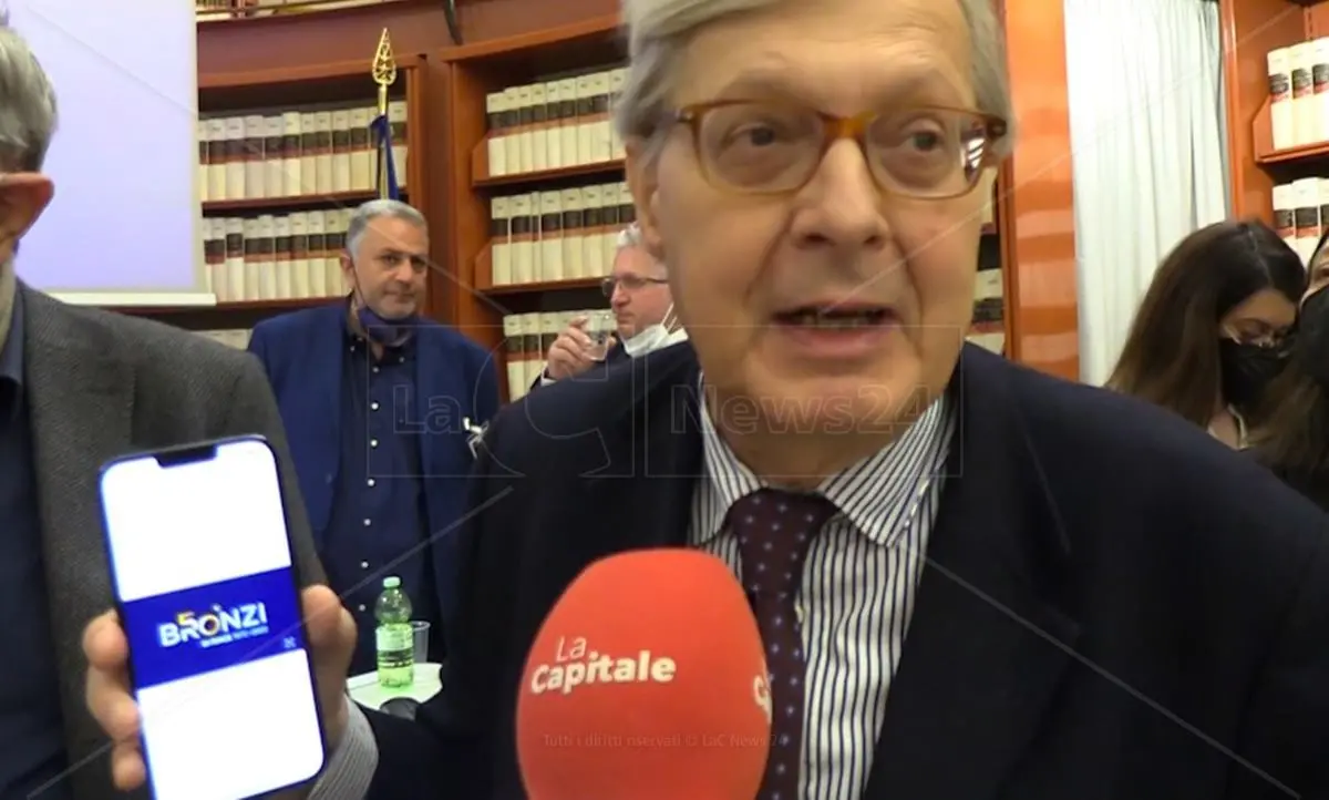 Bronzi di Riace, Sgarbi stronca il logo dei 50 anni: «Orribile, fa cag...»
