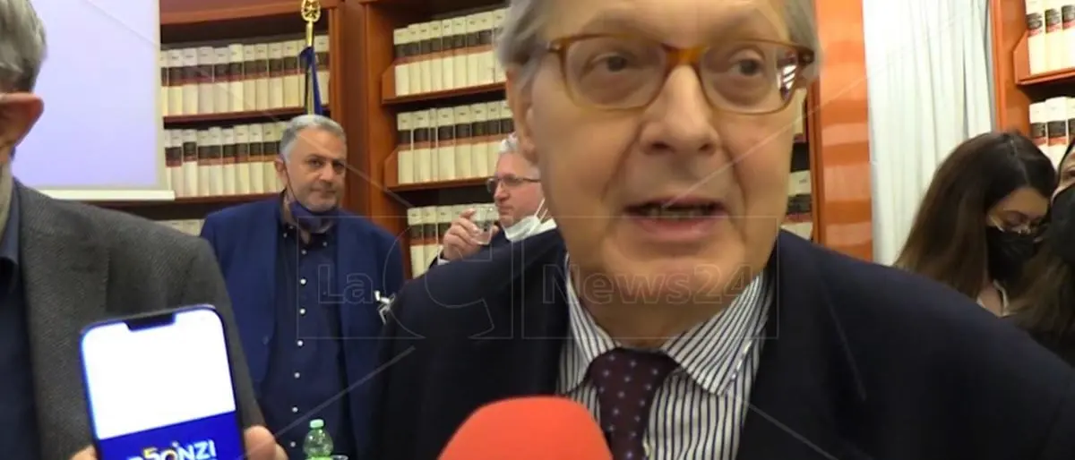 Bronzi di Riace, Sgarbi stronca il logo dei 50 anni: «Orribile, fa cag...»