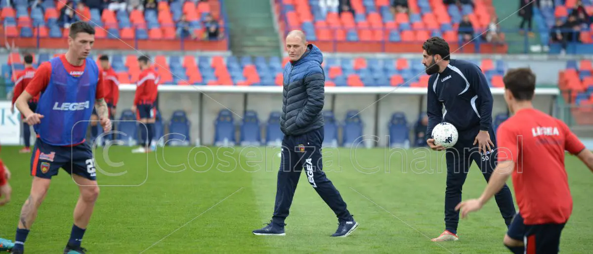 Cosenza, c'è la spinta dei tifosi. E per la Tribuna B è corsa contro il tempo