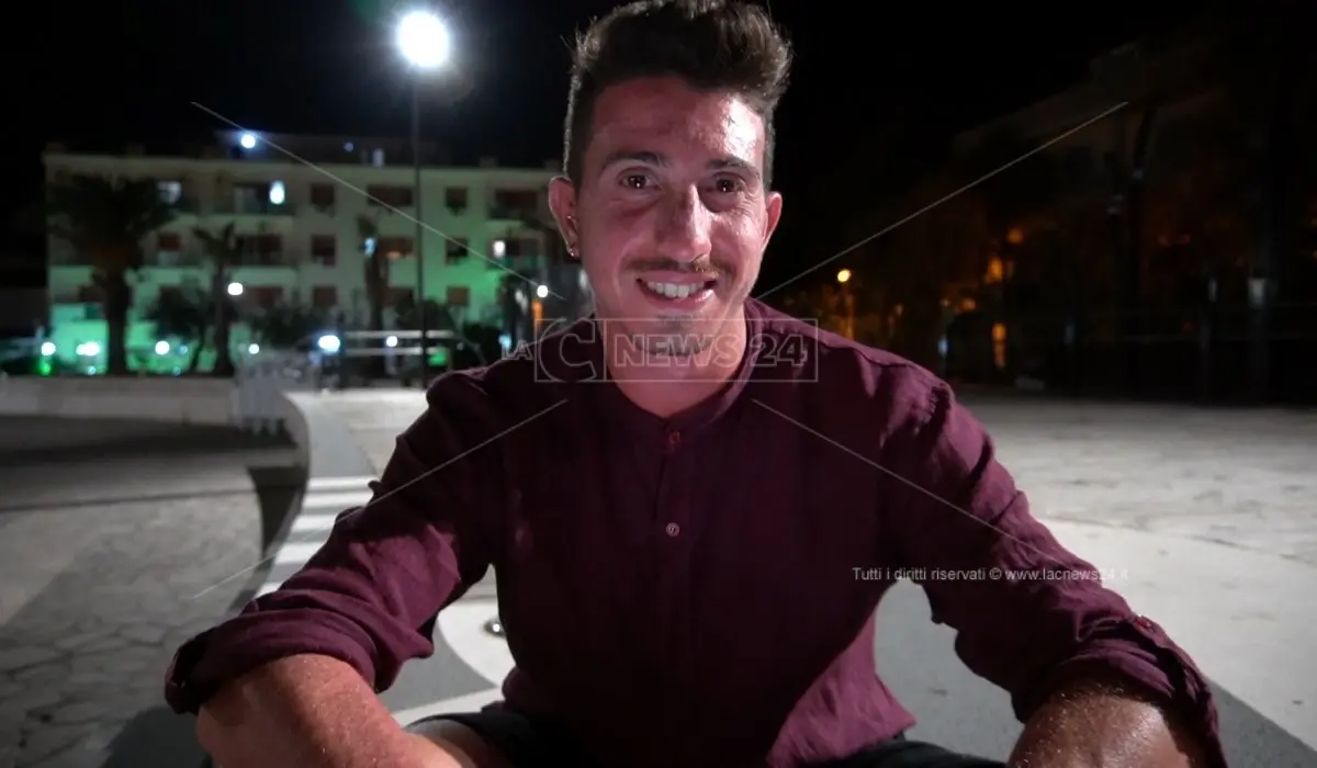 Minacce e insulti perché ballava, ora per Vincenzo è il giorno del riscatto: big star per una notte