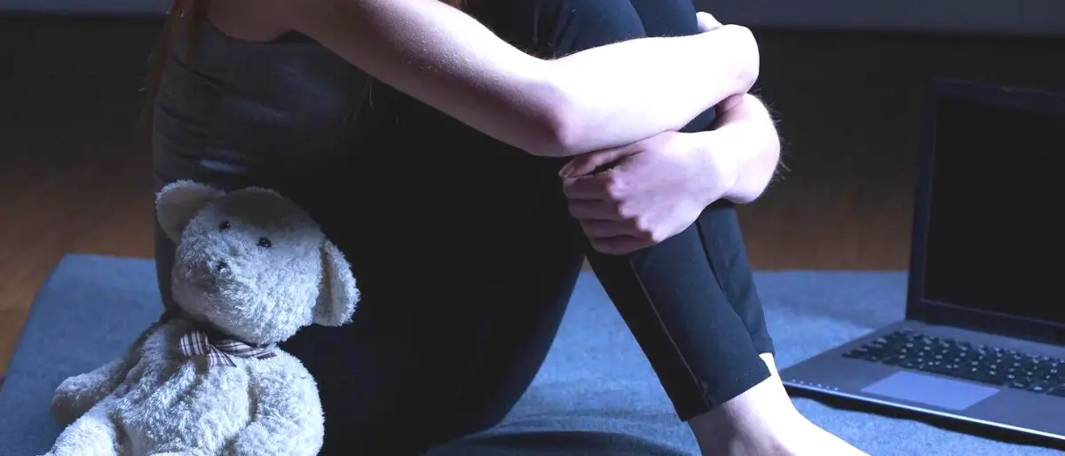 L'orco in famiglia: gli atroci abusi del nonno su una bimba di 10 anni liberata dalla maestra