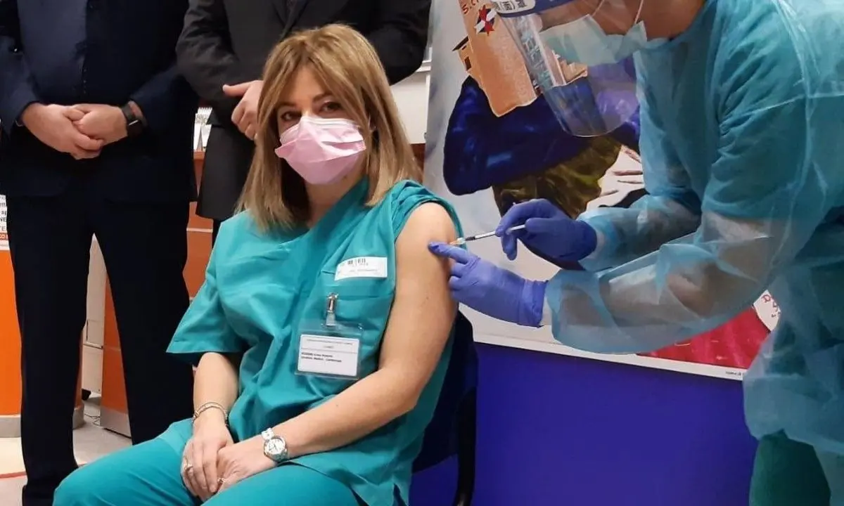 Vaccino Covid, nei primi mesi protegge anche da contagio: ecco come