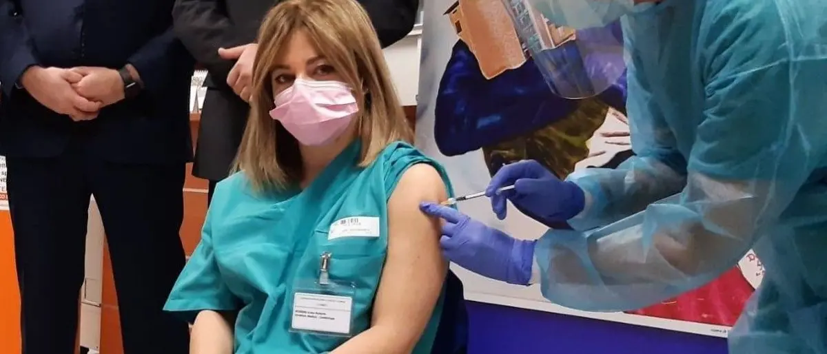 Vaccino Covid, nei primi mesi protegge anche da contagio: ecco come