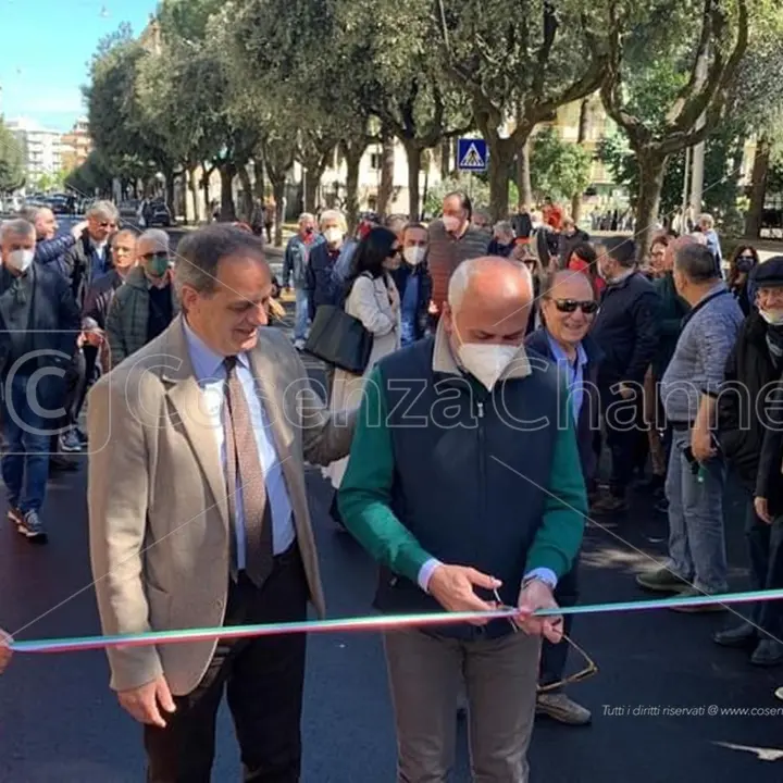 Cosenza, via Roma riapre al traffico. Caruso: «Le promesse vanno mantenute» - FOTO E VIDEO