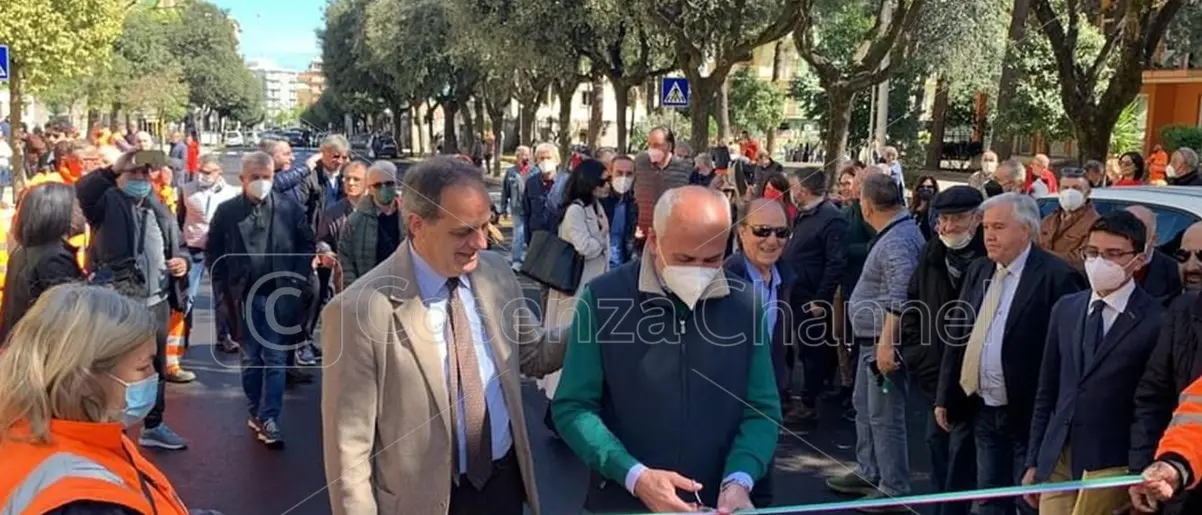 Cosenza, via Roma riapre al traffico. Caruso: «Le promesse vanno mantenute» - FOTO E VIDEO