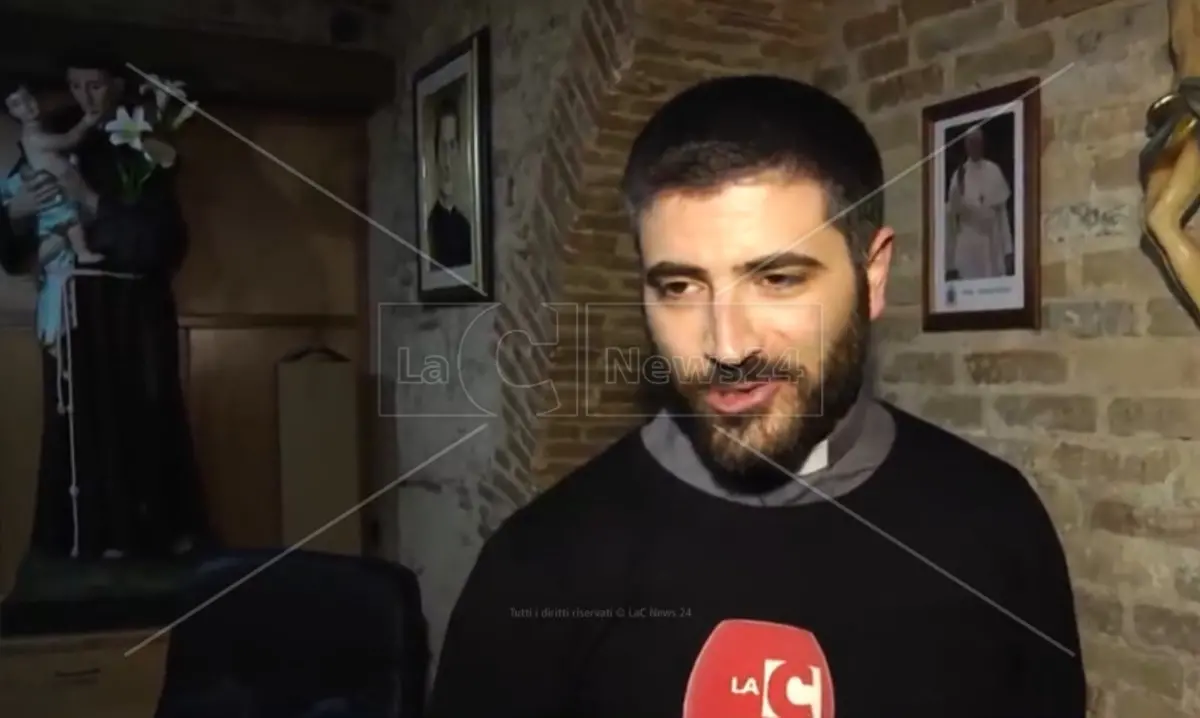 Don Ernesto Piraino lascia la divisa e diventa prete in Calabria: «Pensavano fossi sotto copertura»