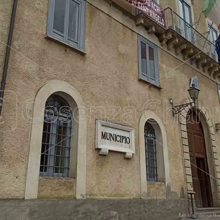Acri, terremoto politico in consiglio comunale: si dimette Mario Fusaro