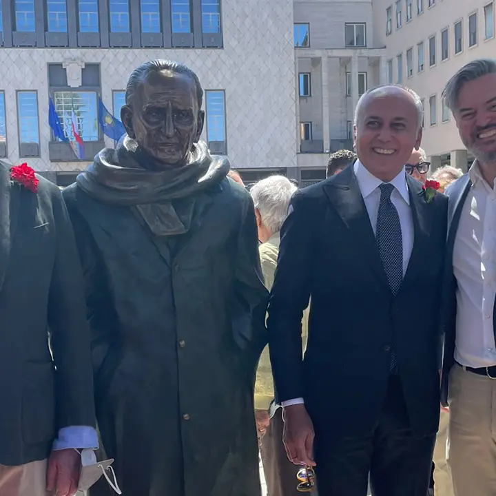 Rimozione quasi all'alba della statua di Giacomo Mancini senior, il nipote: «Sarò al fianco del Leone»