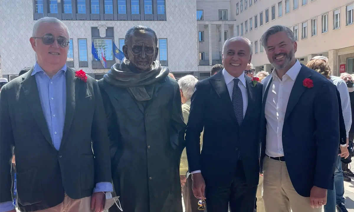 Rimozione quasi all'alba della statua di Giacomo Mancini senior, il nipote: «Sarò al fianco del Leone»