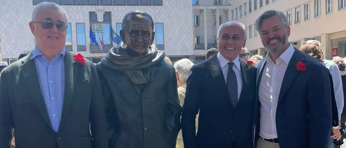 Rimozione quasi all'alba della statua di Giacomo Mancini senior, il nipote: «Sarò al fianco del Leone»