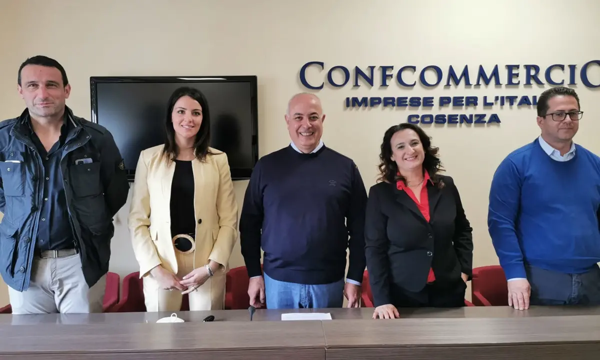 Lavoro stagionale nel terziario: siglato l'accordo tra Confcommercio e sindacati per la provincia di Cosenza