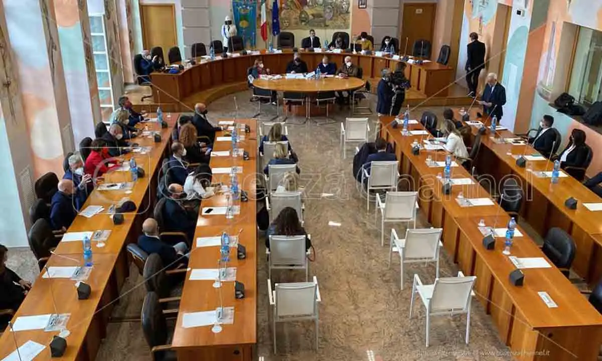 Cosenza, secondo scatto per le indennità della squadra di governo comunale