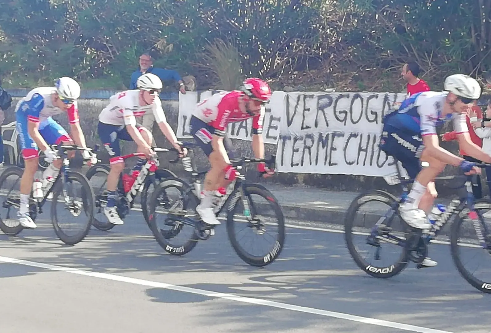Sesta tappa del Giro d'Italia, i lavoratori delle Terme protestano in \"diretta\"