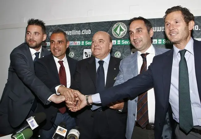 Toscano ad Avelino si presenta con la cravatta granata. «Potete tenerla e anche bruciarla»