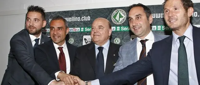 Toscano ad Avelino si presenta con la cravatta granata. «Potete tenerla e anche bruciarla»