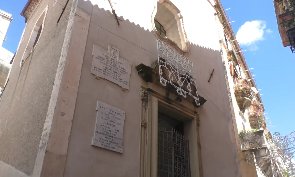 Atto vandalico contro la casa natale di San Francesco di Paola: si cercano i responsabili