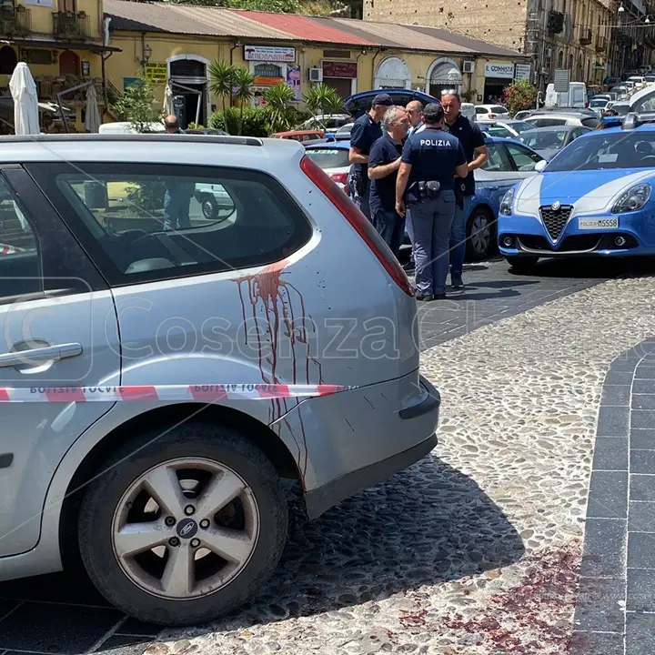 Cosenza, donna accoltellata in piazza Valdesi: 56enne agli arresti domiciliari