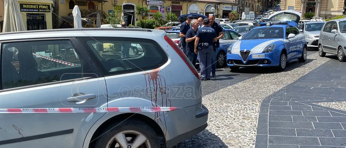 Cosenza, donna accoltellata in piazza Valdesi: 56enne agli arresti domiciliari