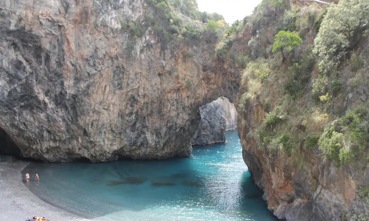 Arco Magno, gli ingressi controllati hanno funzionato: più turisti e meno danni | VIDEO