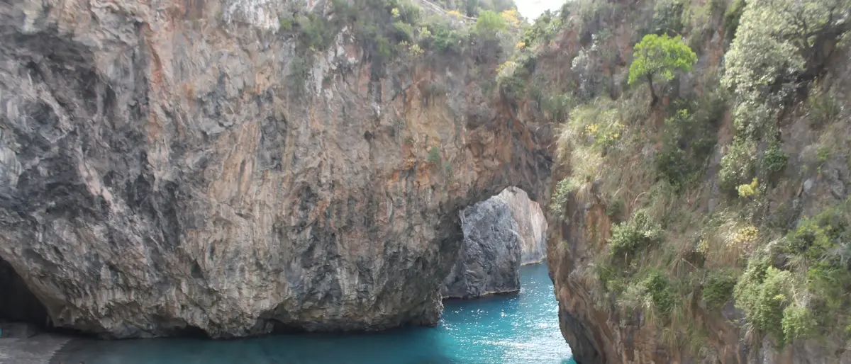 Arco Magno, gli ingressi controllati hanno funzionato: più turisti e meno danni | VIDEO