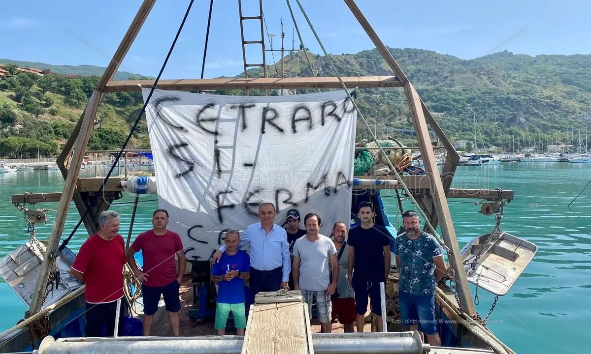 Caro gasolio, la protesta dei pescatori di Cetraro: «Costi insostenibili, siamo esasperati»