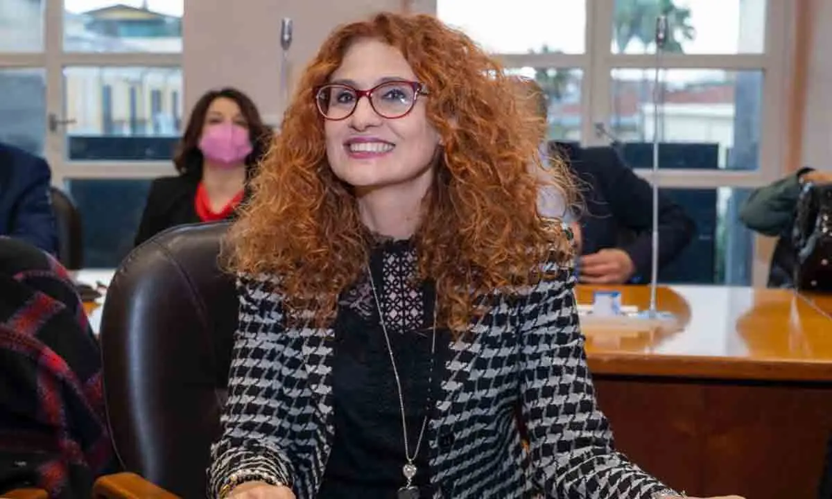 Cozza risponde a Rende: «Sei ondivaga, spesso all’opposizione in Comune a Cosenza»\n