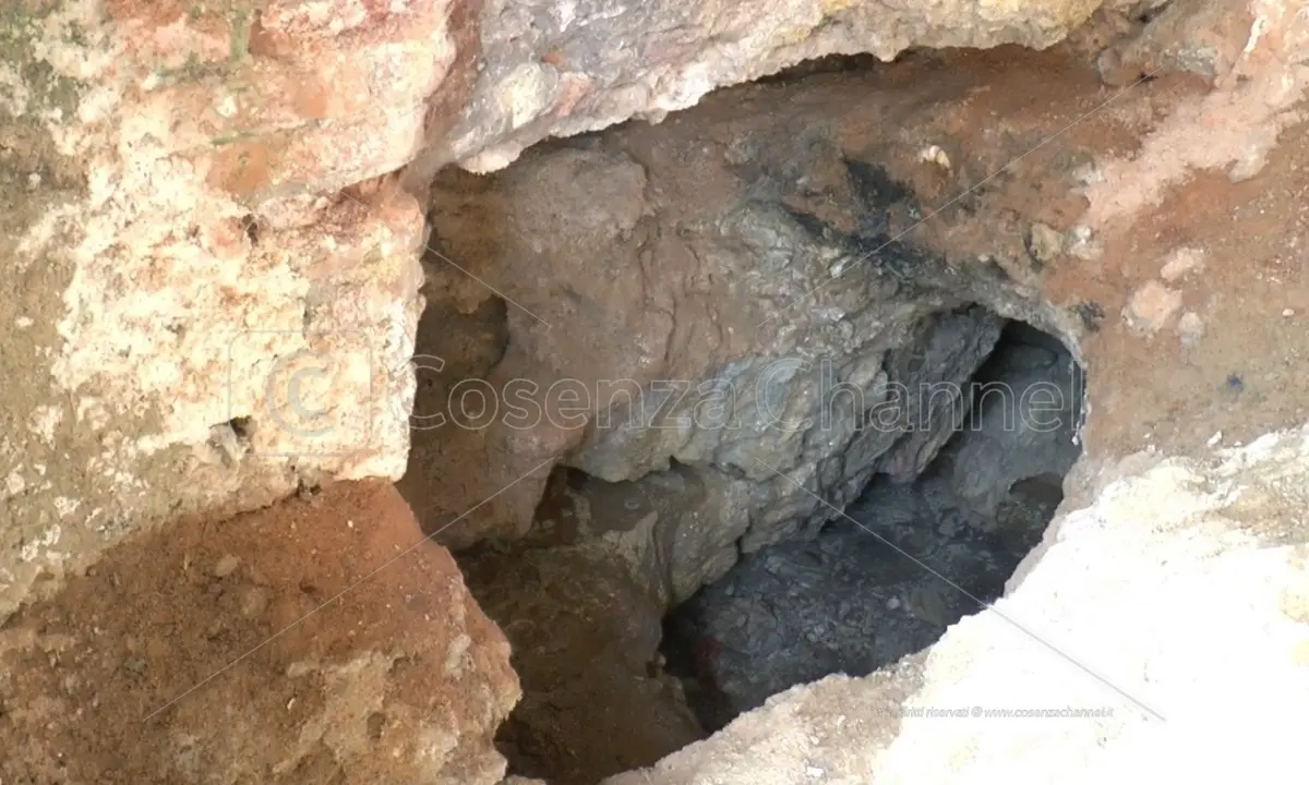 Cassano, tra le cavità carsiche spunta la “sorgente piovosa” - VIDEO