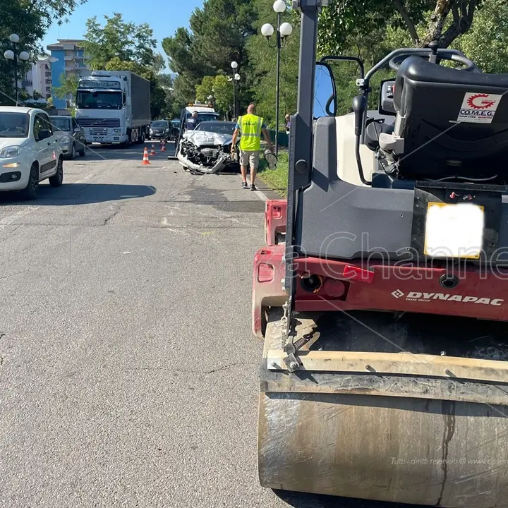 Rende, Mercedes tampona in via Verdi un rullo compattatore: operaio ferito