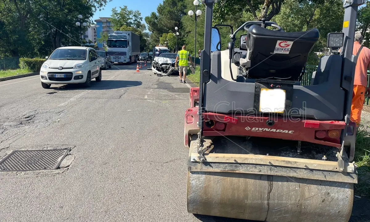 Rende, Mercedes tampona in via Verdi un rullo compattatore: operaio ferito
