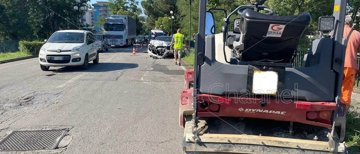 Rende, Mercedes tampona in via Verdi un rullo compattatore: operaio ferito