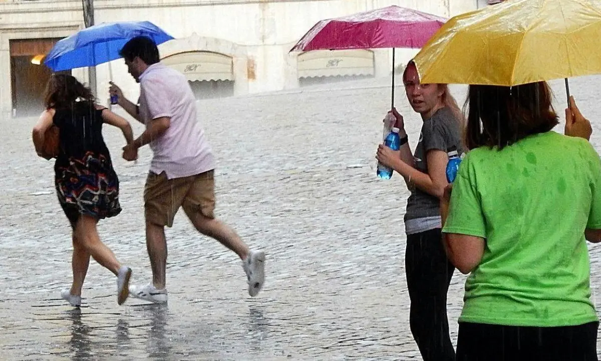 Meteo, weekend di pioggia: ma da lunedì tornano sole e caldo