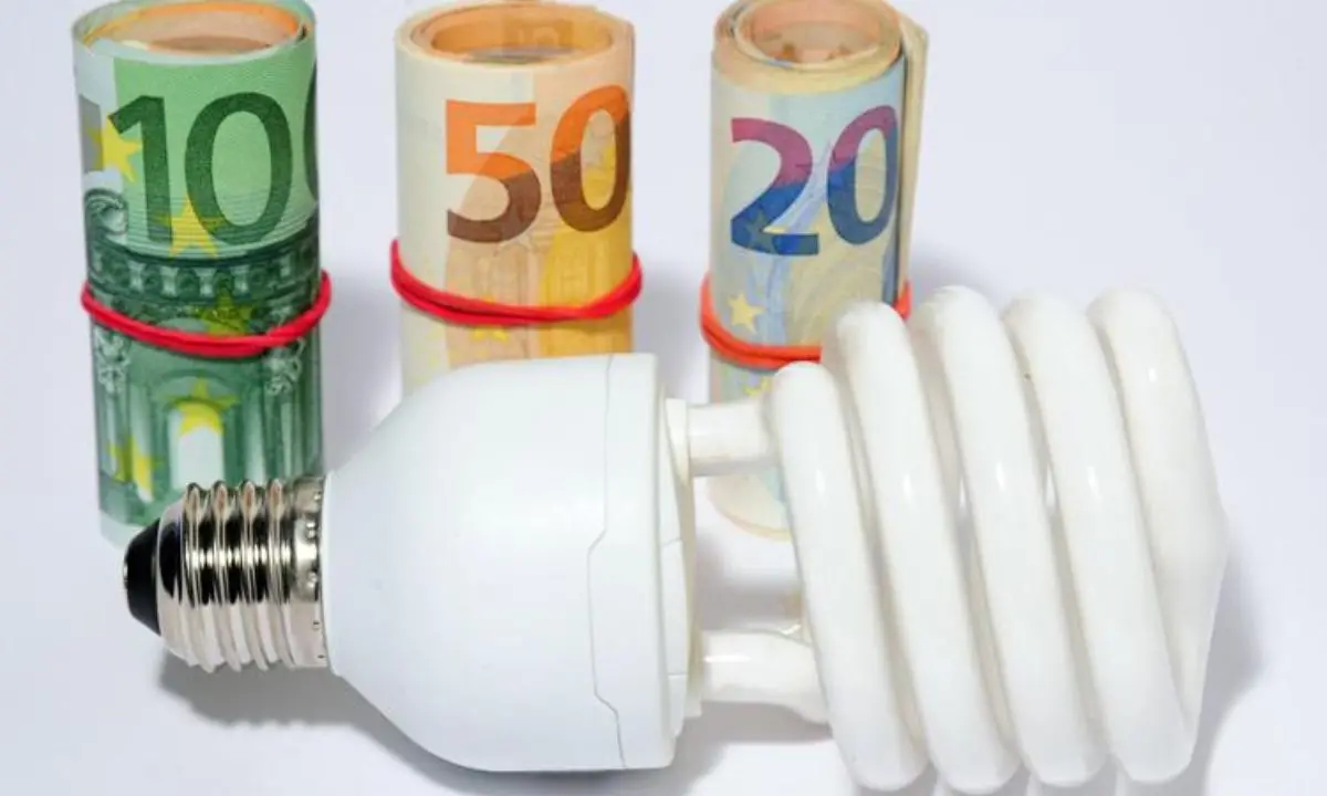 Caro bollette luce e gas, stangata per le famiglie: quali sono i costi?