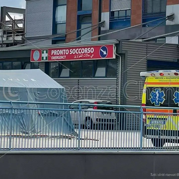 «Il pronto soccorso di Cosenza è un vero e proprio campo di battaglia»