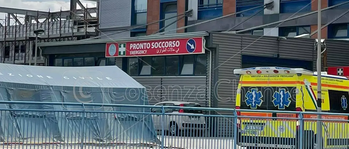 «Il pronto soccorso di Cosenza è un vero e proprio campo di battaglia»