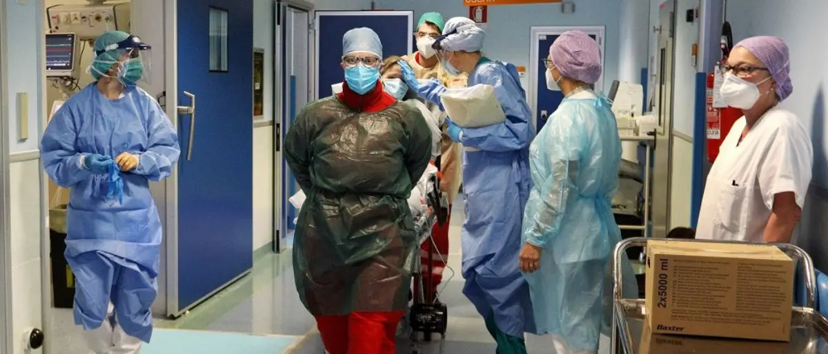 Covid, in Italia risale l'incidenza: Rt in lieve calo